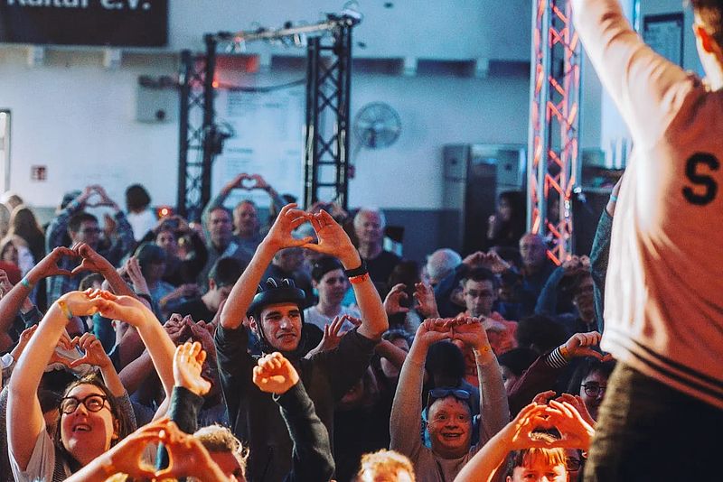 Disco Inklusiv/ Publikum und  Musiker in Aktion