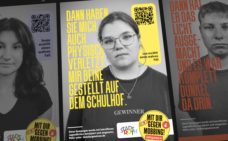 Drei junge Frauen unterhalten sich in einem Klassenzimmer.