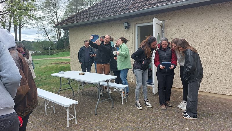 Drei Personen stehen hinter einem DJ-Pult