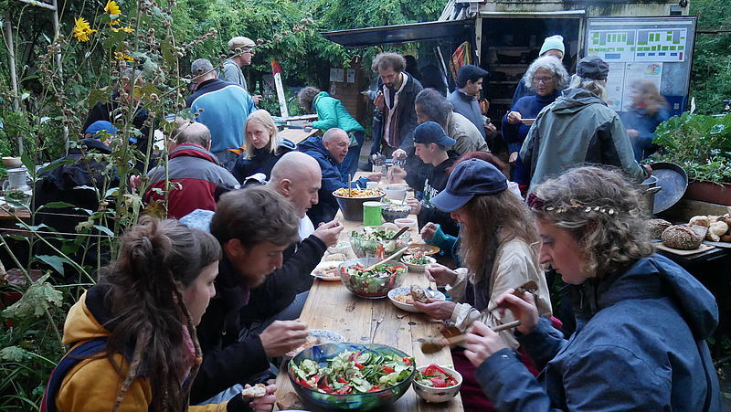 nachbarschaftliches Kochen und Essen