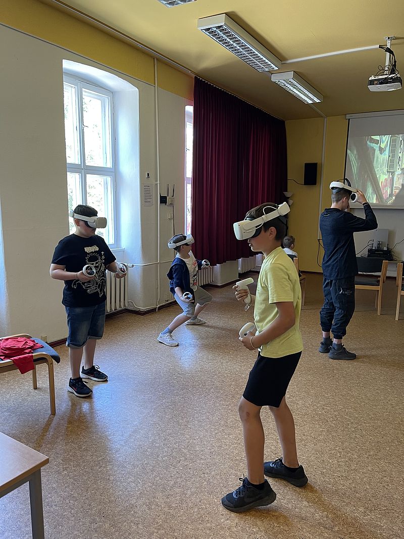 Jugendliche spielen mit der VR-Brille