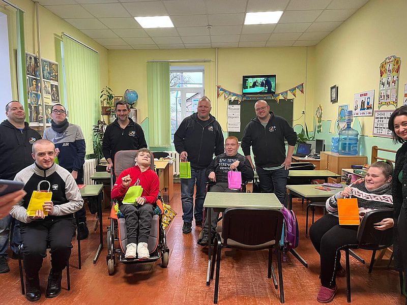 Menschen mit Handicap werden beschenkt und ein wenig glücklich gemacht