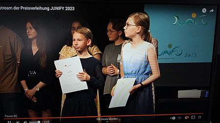 Stolze Autorinnen nehmen stellvertretend die Auszeichnung entgegen