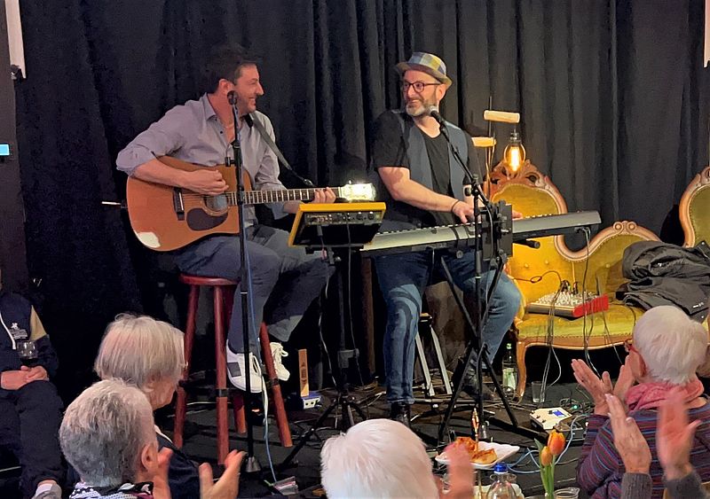 Plauschen und Lauschen bei Klavier- und Akkordeonklängen Zeit 