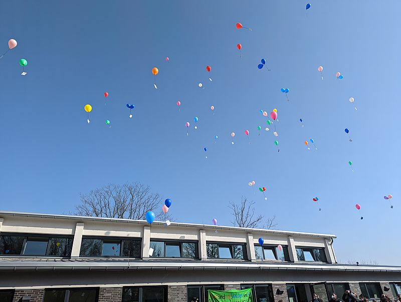 Nachhaltige Luftballons mit Toleranzbotschaften steigen in den Himmel