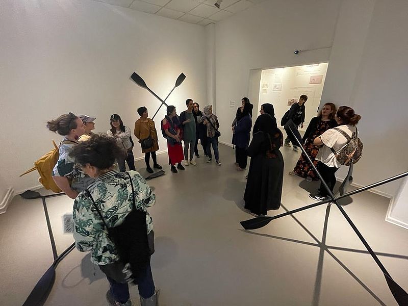 Wir besuchen die Ausstellung "Beyond Home"