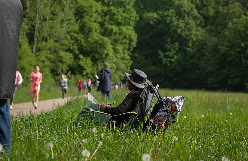 Eine Lehrerin zählt Runden der Schüler*innen