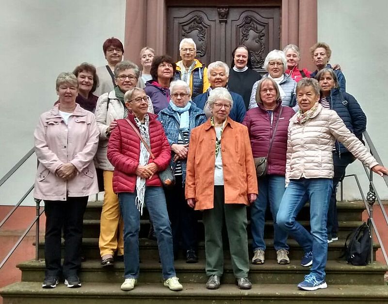 Gruppenbild vor der Pforte des Klosters Engelthal