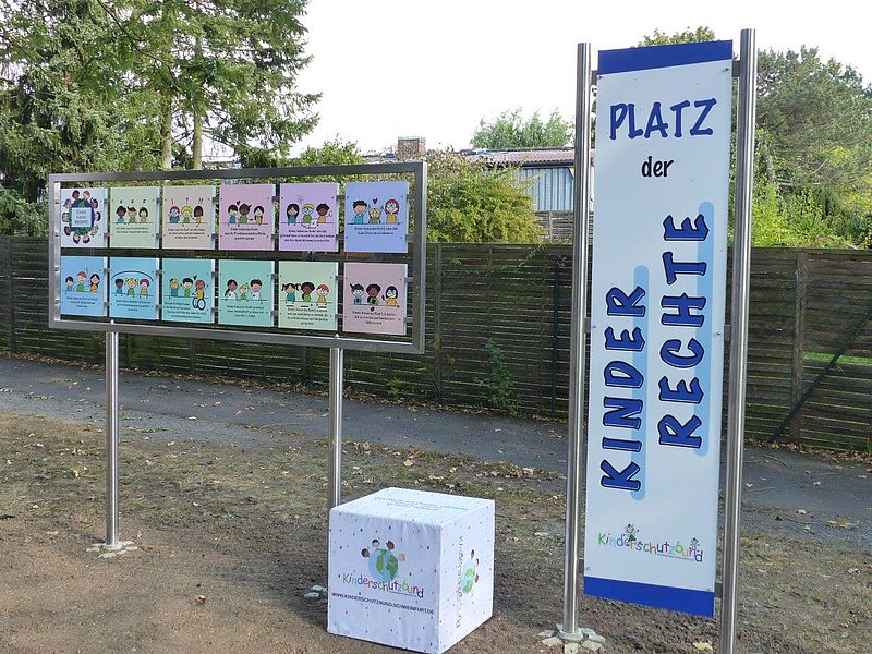 Infostele am Platz der Kinderrechte