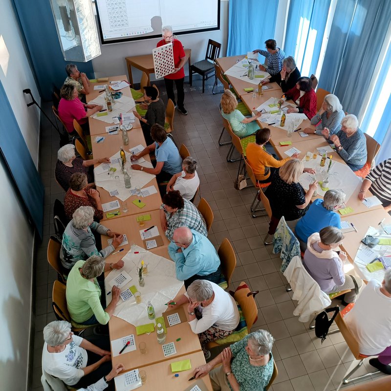 Kaffee, Kuchen, gute Laune und Unterhaltung