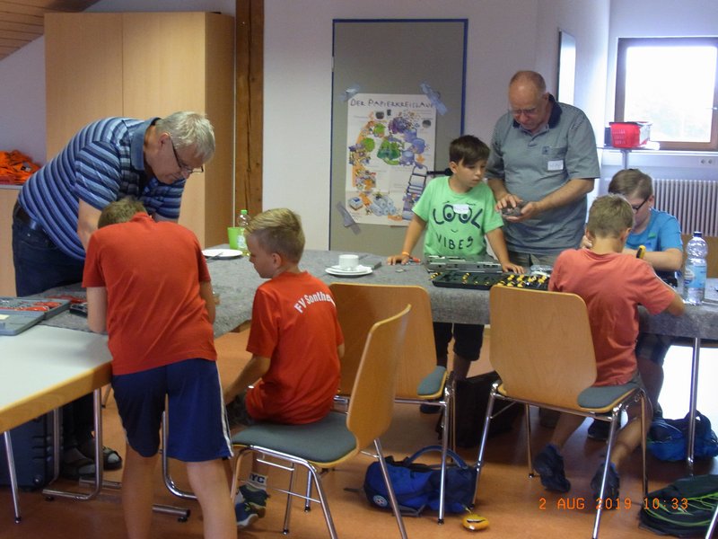 Schulkindern lernen im RepairCafé