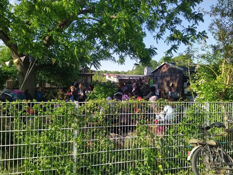 Menschen im Garten