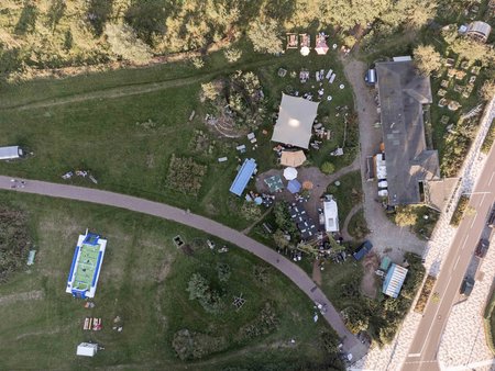 Luftaufnahme von öffentlichem Stadtpark mit Veranstaltungsfläche im Grünen