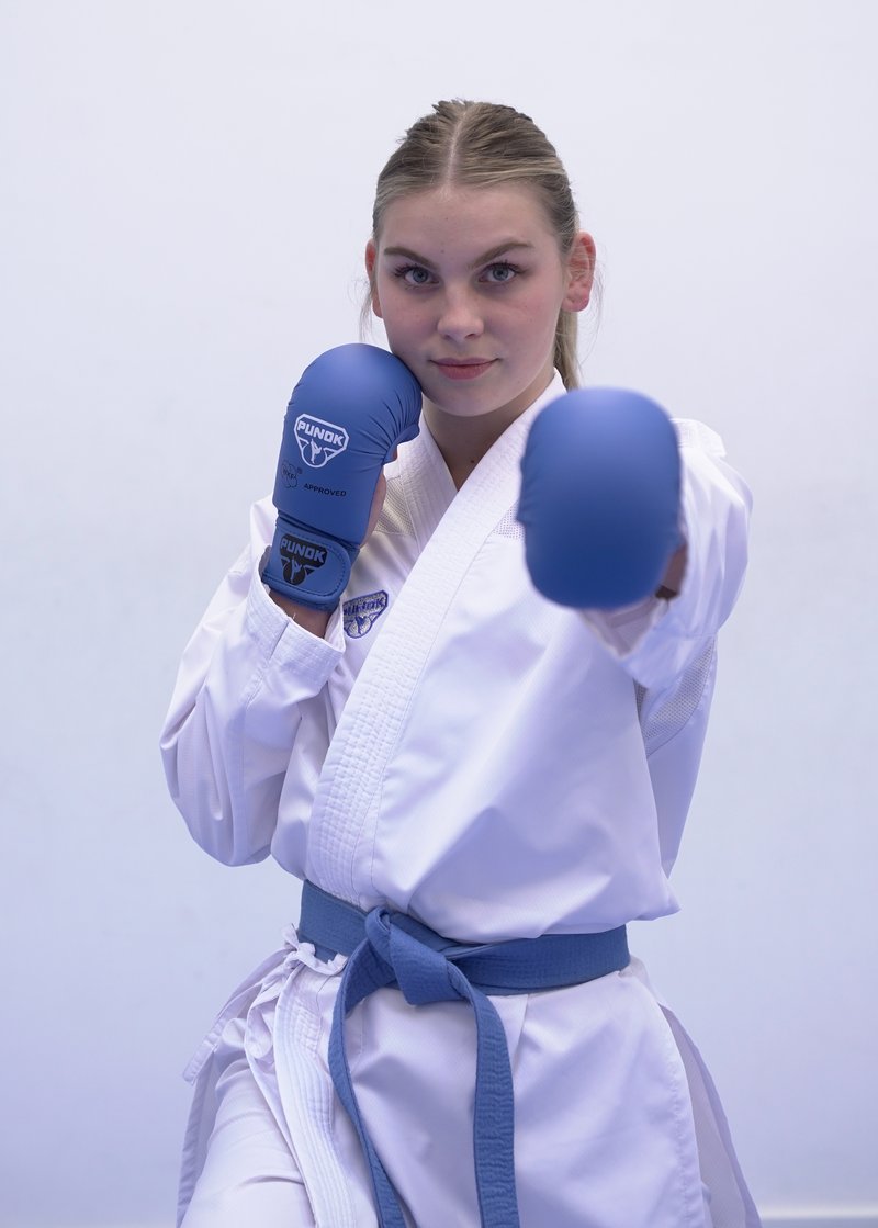 Frauen und Mädchen lernen im Sen5 Karate Verein Selbstbewusstsein und Konzentration