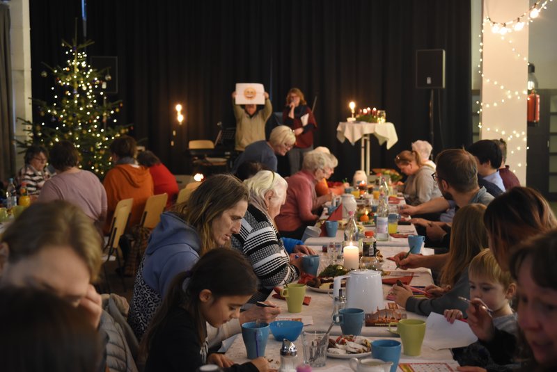 Familien, Senioren und Alleinstehende beim gemeinsamen Weihnachts-Bingo