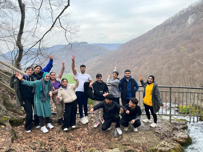 Eine Gruppe von Mentees mit Mentor:innen beim Wandern
