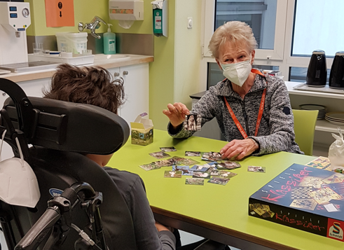 Ingrid besucht im Krankenhaus Kinder mit Beeinträchtigungen