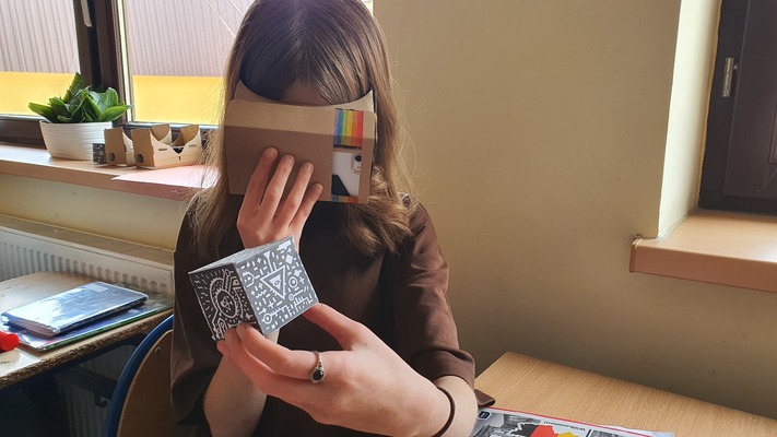 Mithilfe von selbsterstellten Spielen und selbstgemachten VR Brillen 