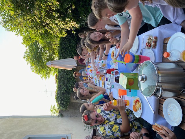 Beim Abendbrot im Garten