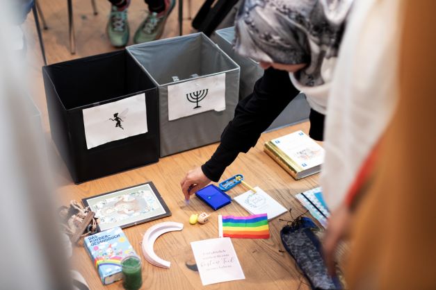 Religiöse Symbole werden in verschiedene Boxen sortiert