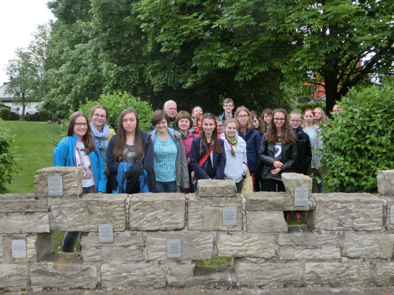 Poln. Schülerinnen an der Gedenkmauer in Volkmarsen