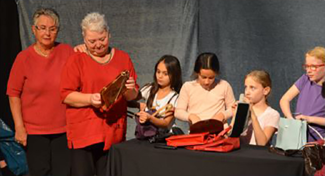 Erwachsene, Schul- und Kita- Kinder spielen gemeinsam Theater